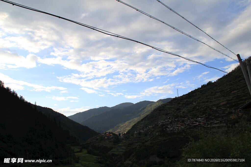山间电线与蓝天白云景观