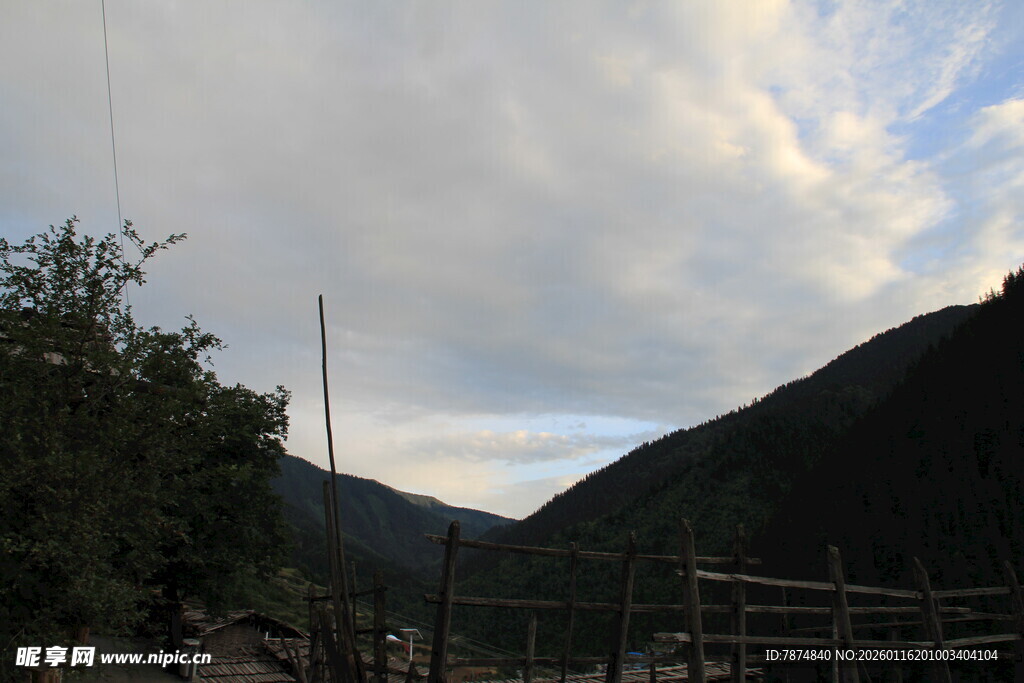 山间景致 云绕青山绿树