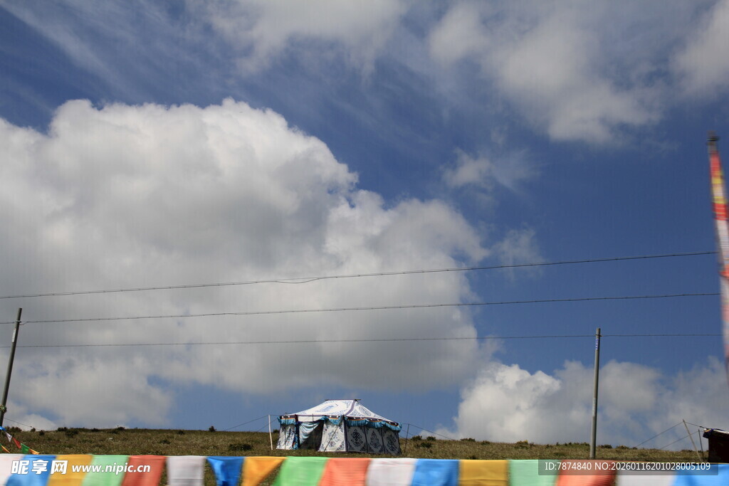 蓝天白云下的多彩围栏