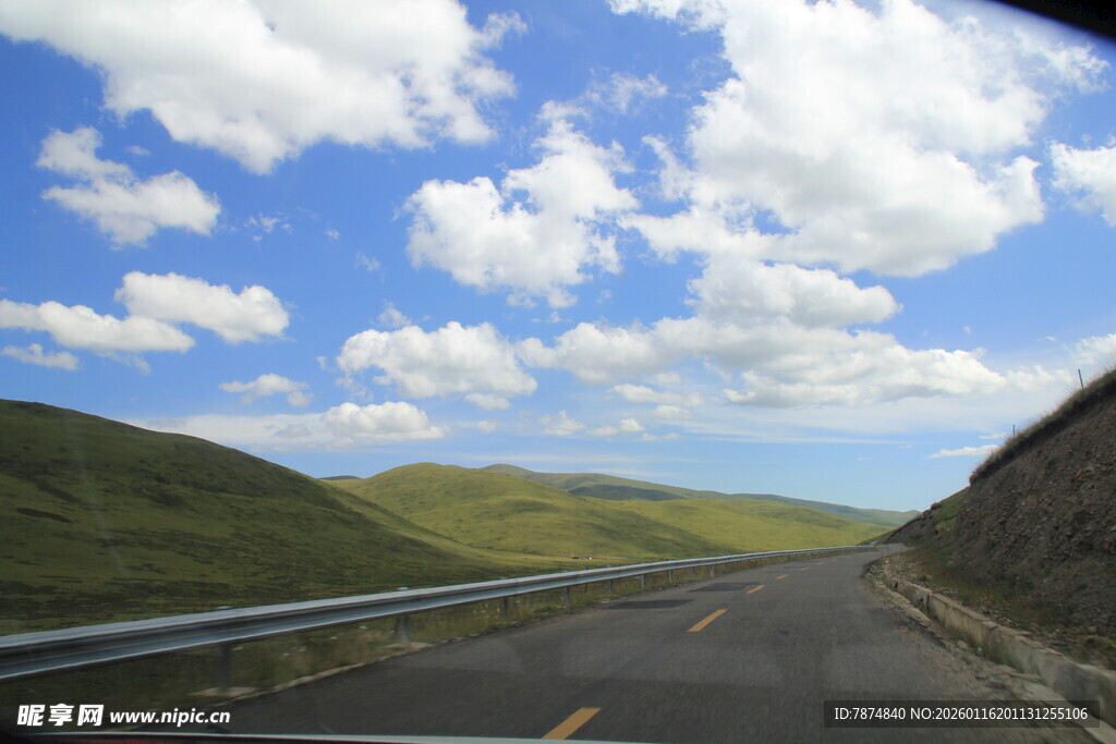 山间公路 蓝天白云相伴