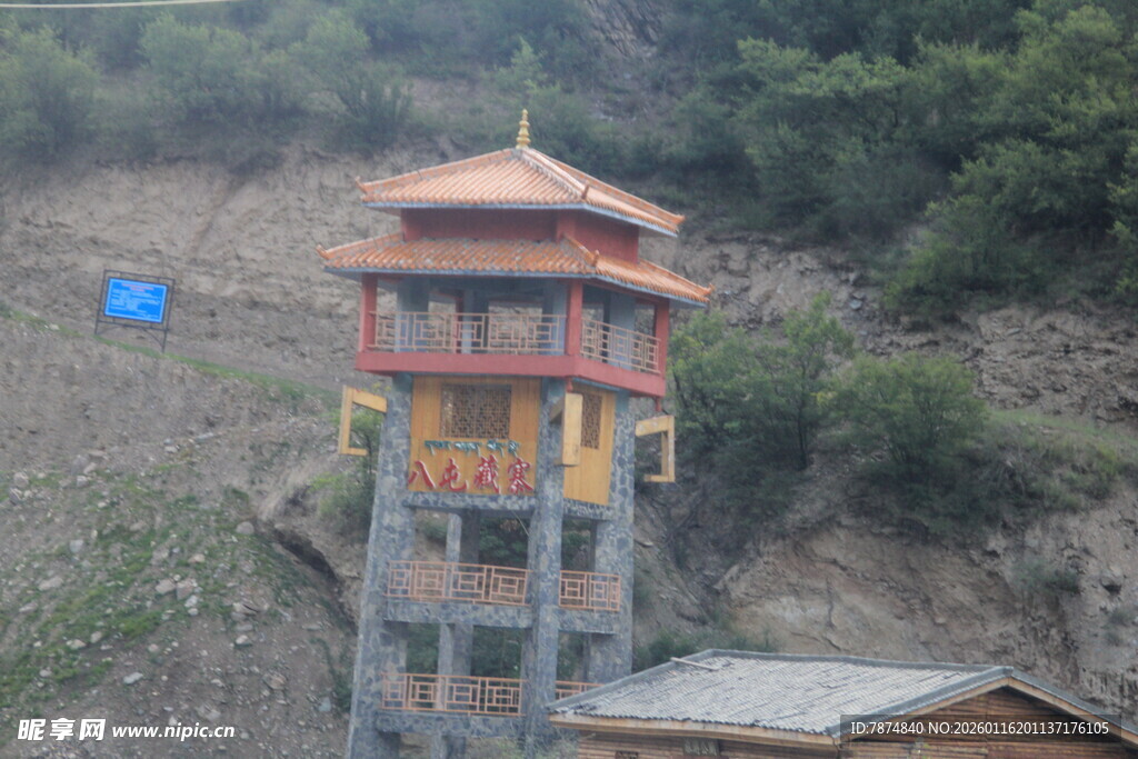 山间彩色瞭望塔