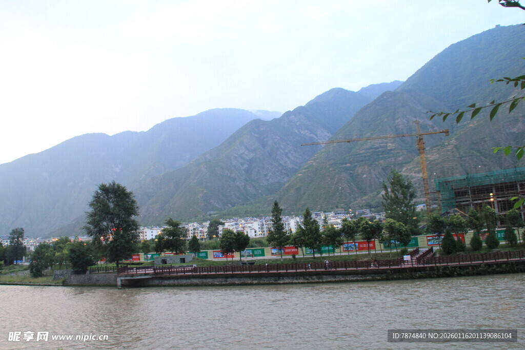 山水相依的美丽河岸风光