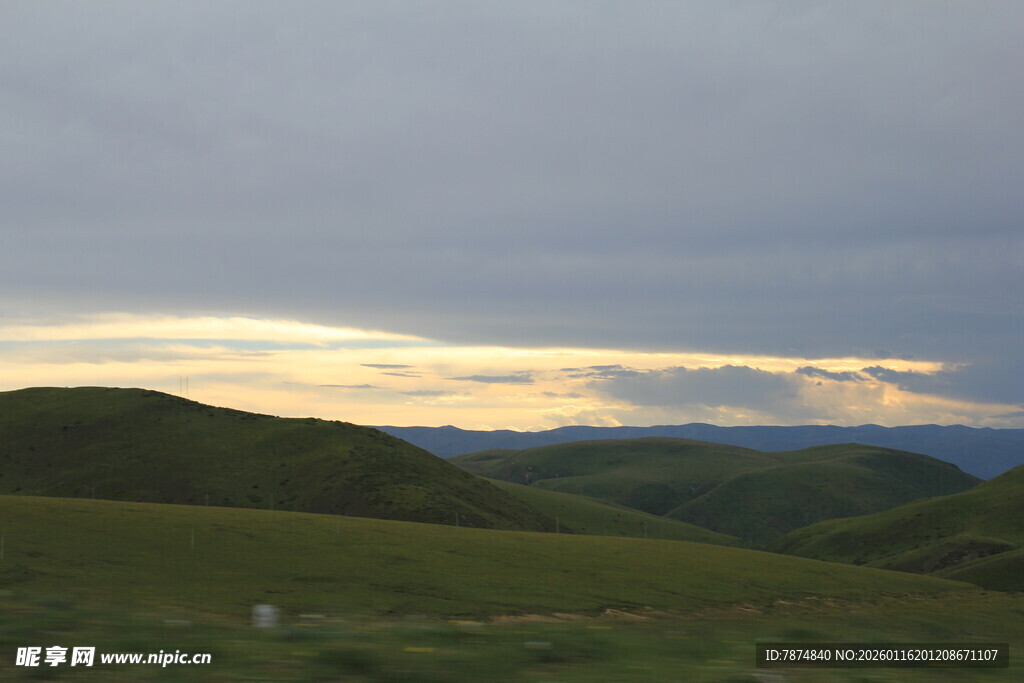 草原黄昏美景