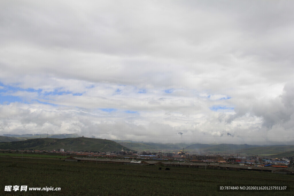 草原上空的层叠云层