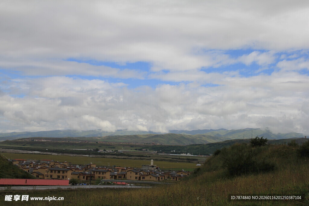 俯瞰广袤田野与蓝天白云