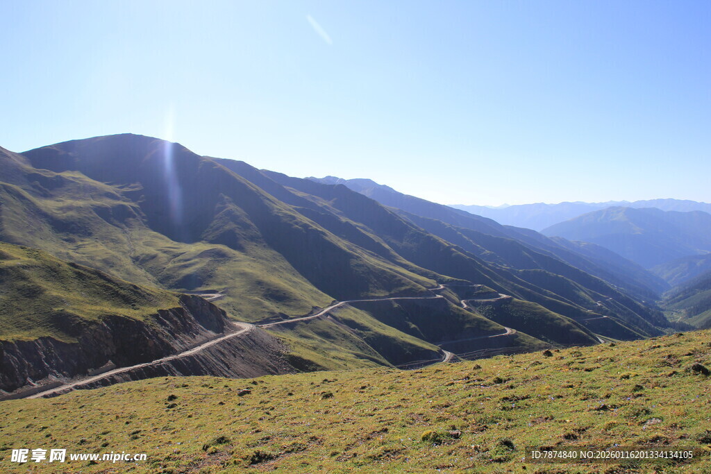 山间公路 邂逅壮美自然风光