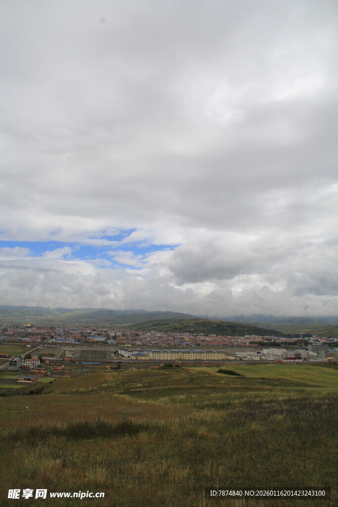 草原上的多云天际景观