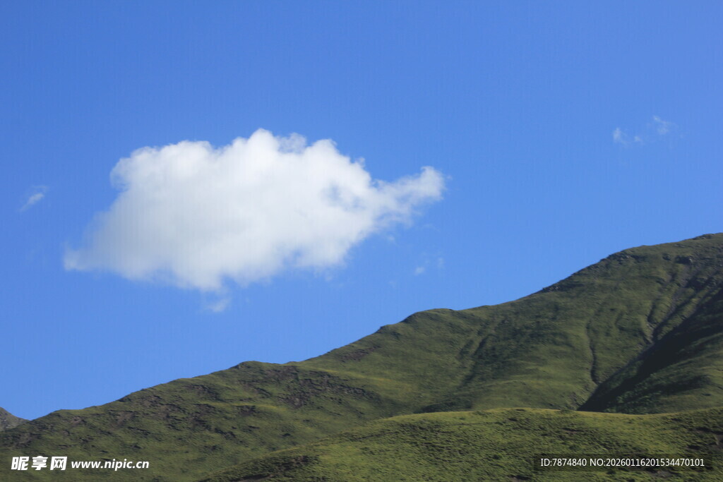 蓝天青山间的洁白云朵