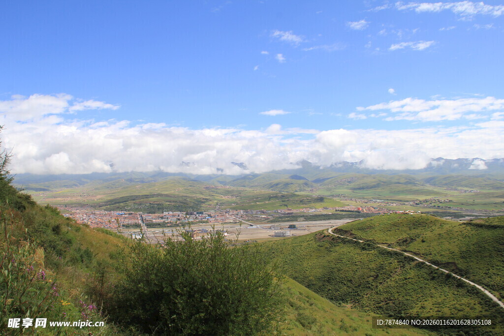 山间美景 俯瞰广袤绿野