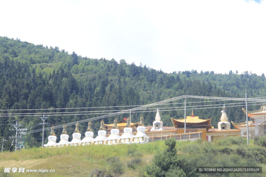 草原上的白塔与输电线路
