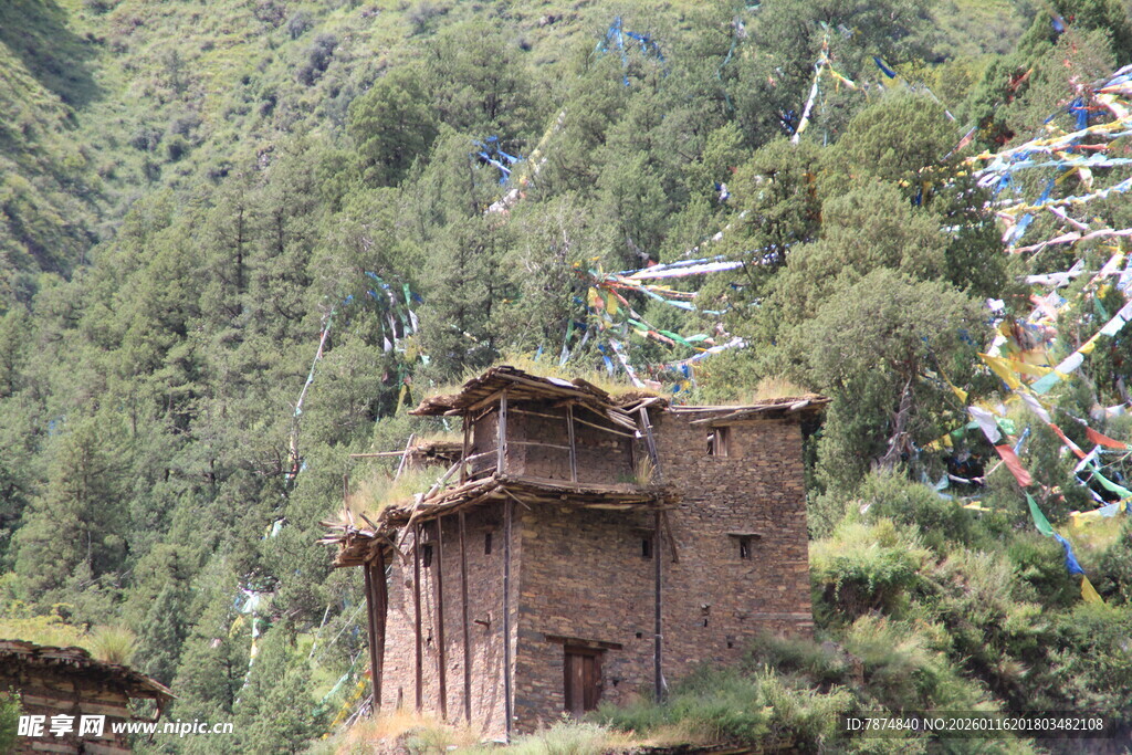 山间古朴藏式小屋
