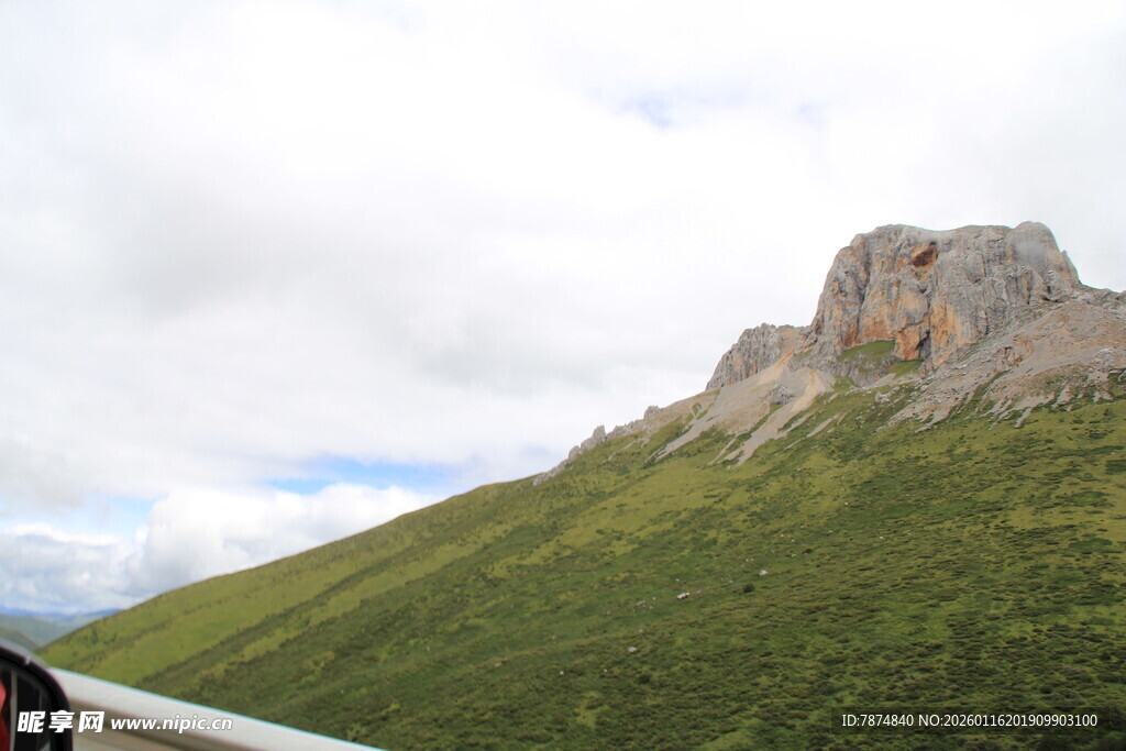 青山上的巍峨岩石景观