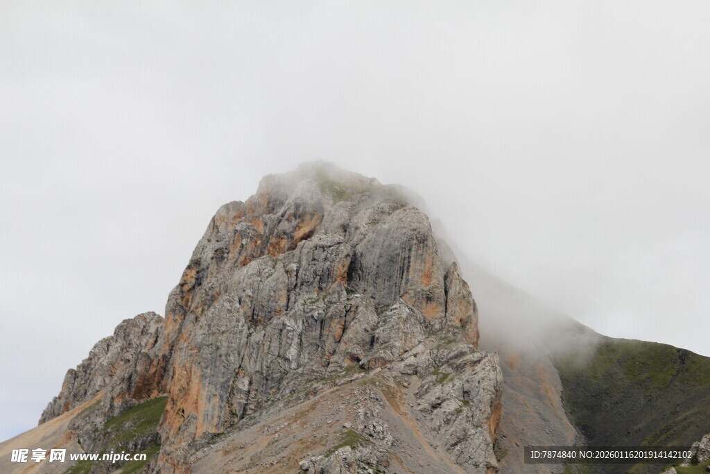 云雾缭绕的巍峨山峰
