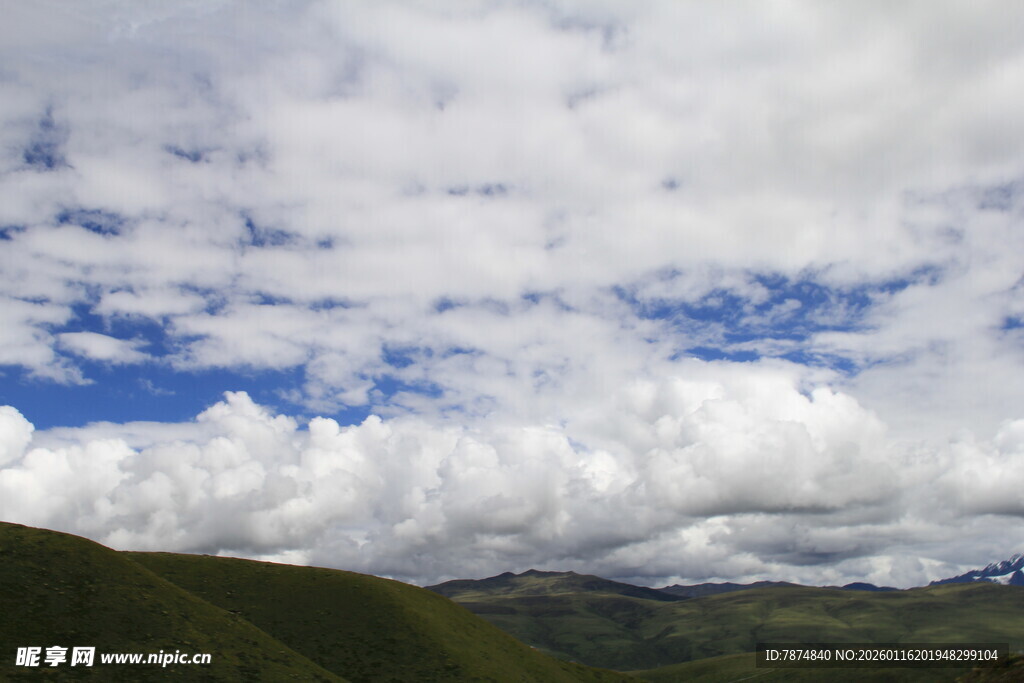 蓝天白云下的山峦美景
