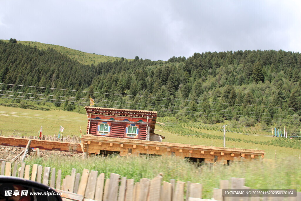 草原上的藏式建筑