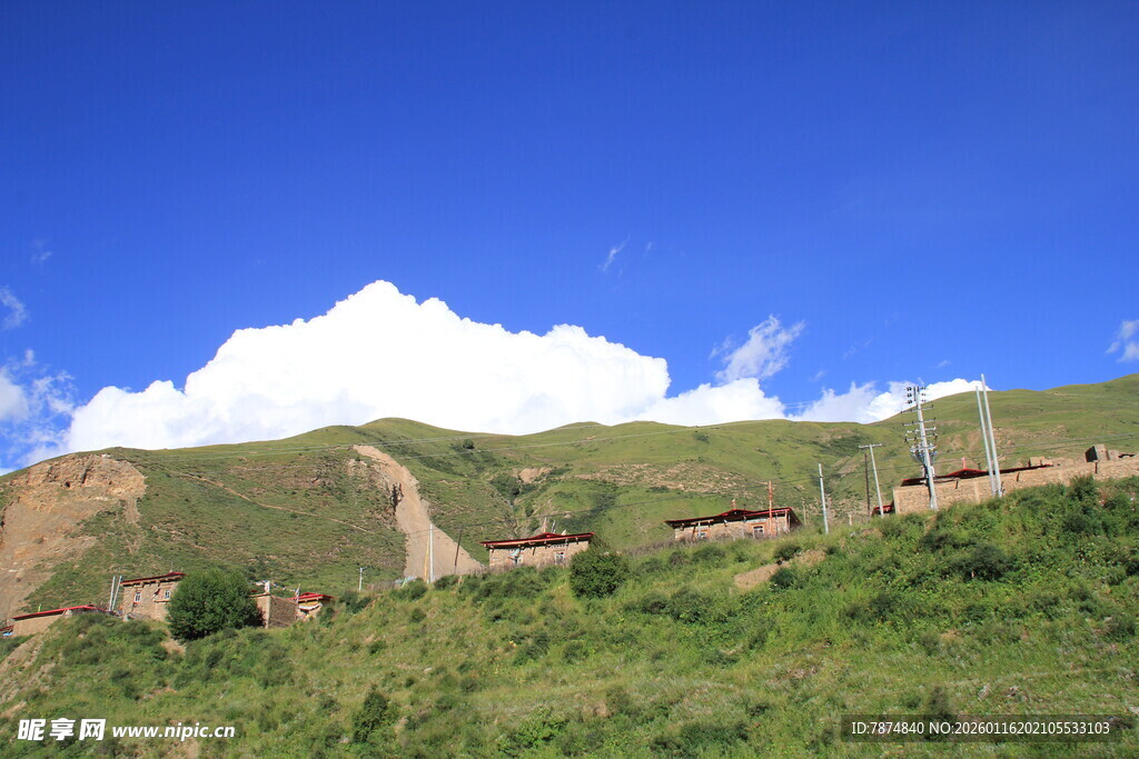 青山蓝天间的乡村景致
