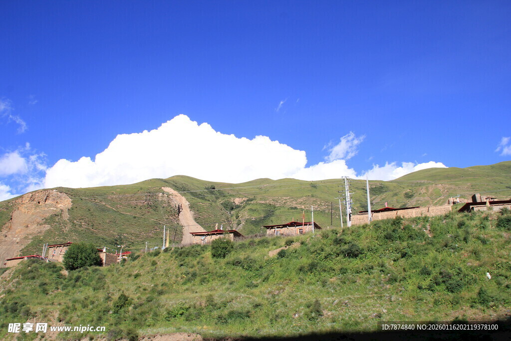 山间村落与蓝天白云美景