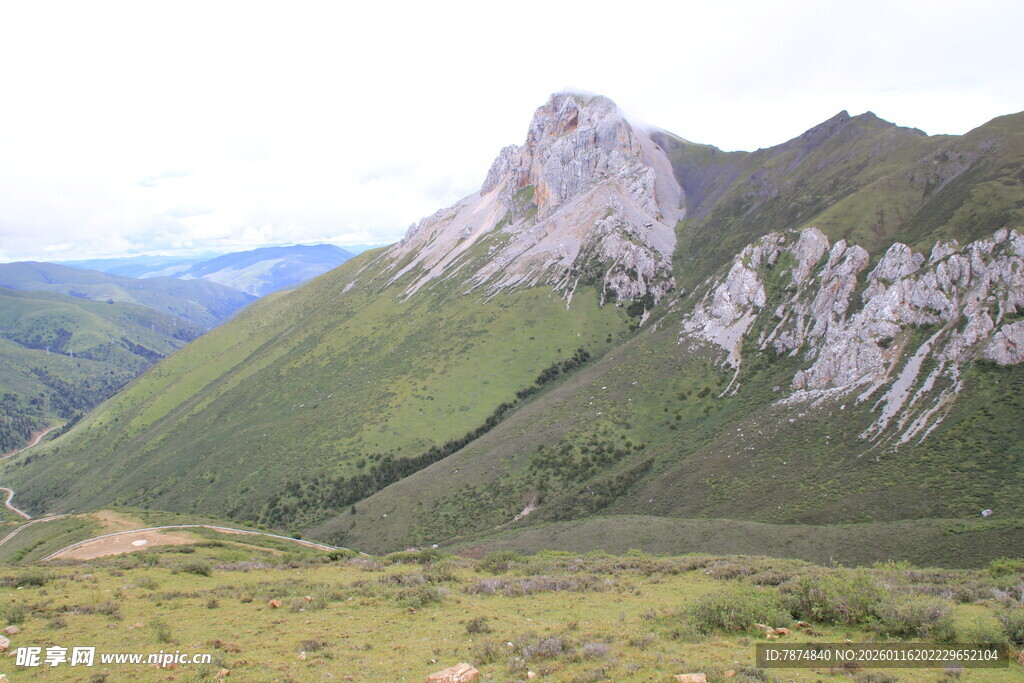壮丽山景 绿意盎然的山峦