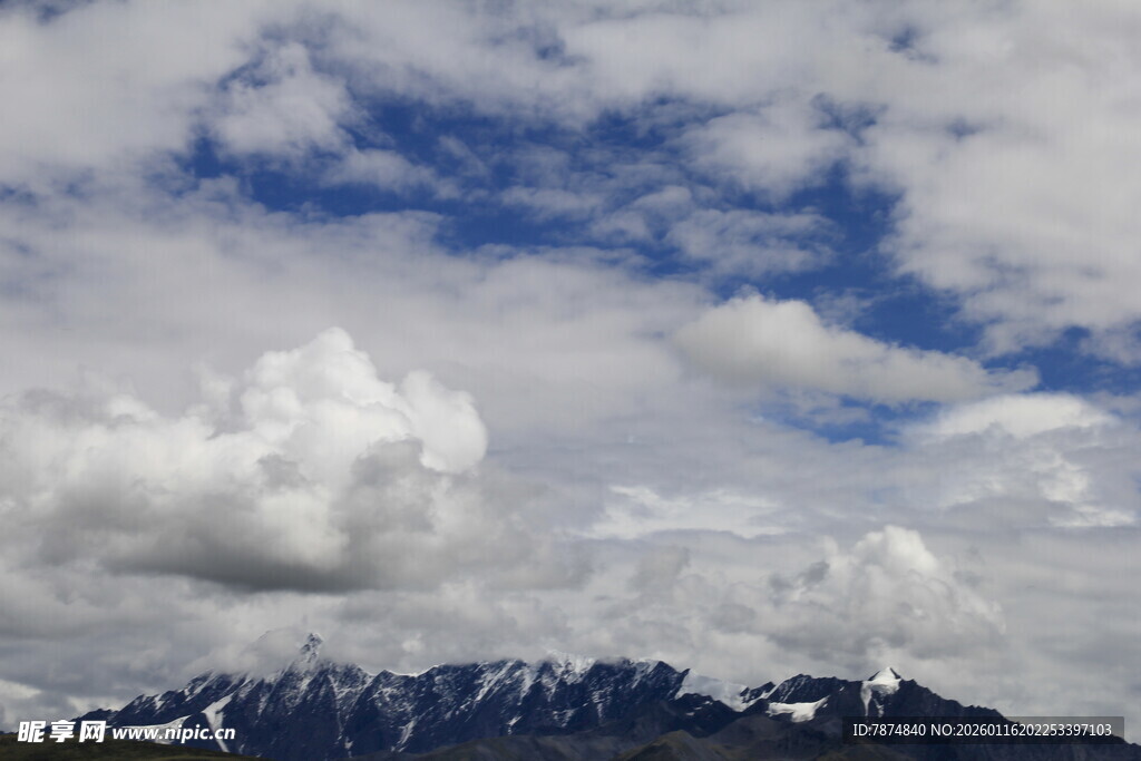 蓝天白云下的巍峨山脉