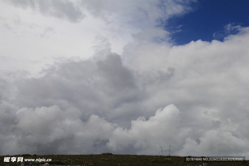 天空中厚重云层景观