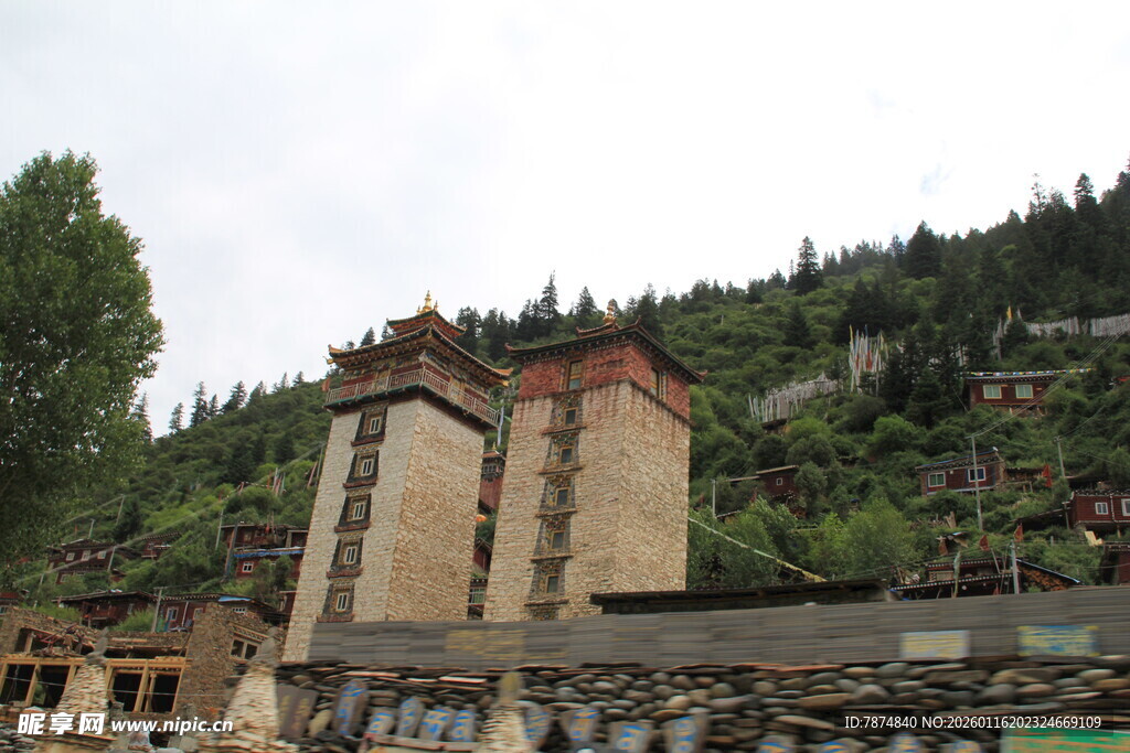 山间古老建筑遗迹