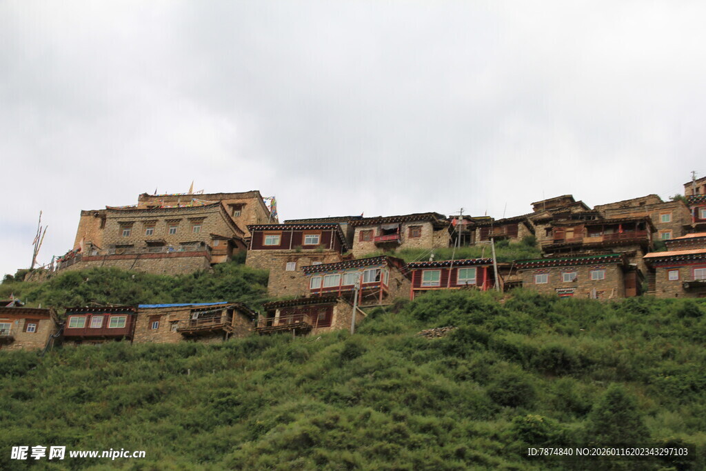 山坡上的古朴藏式村落