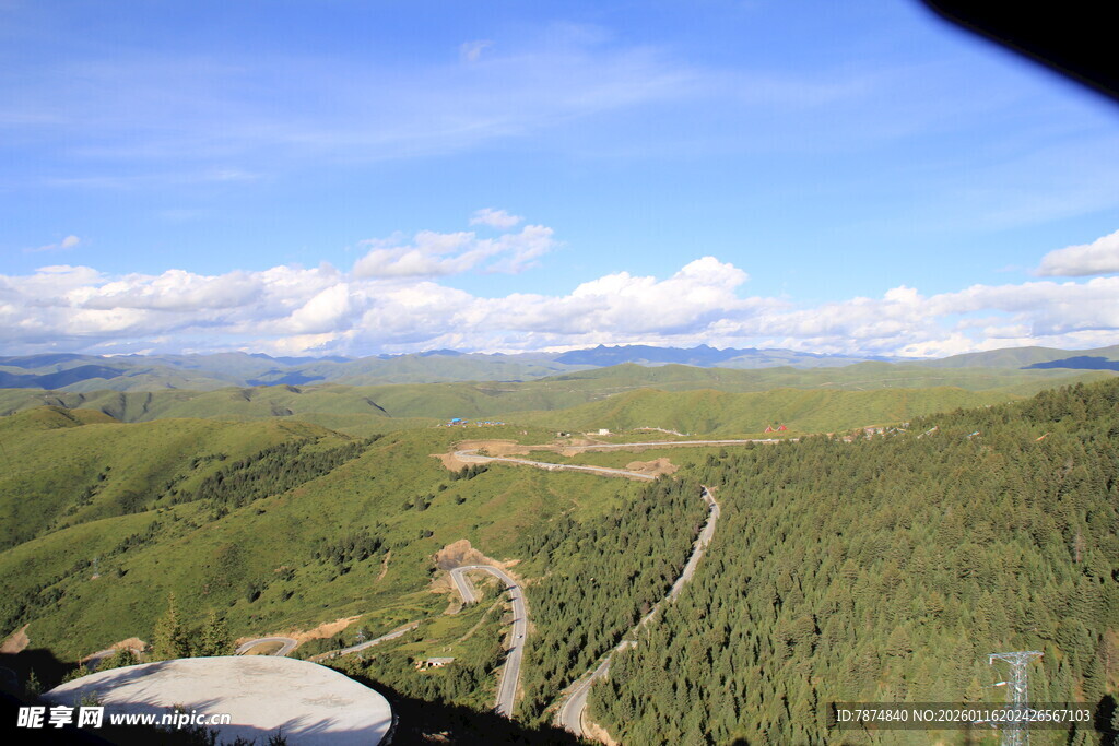 俯瞰葱郁山林与蜿蜒道路