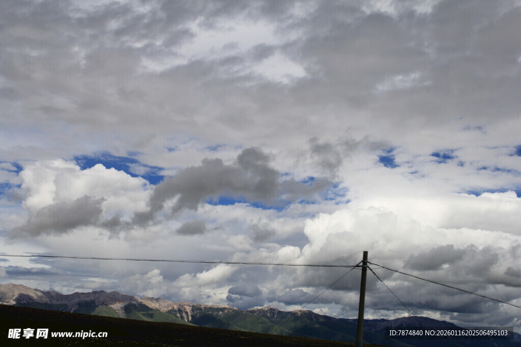天空中厚重云层与远山