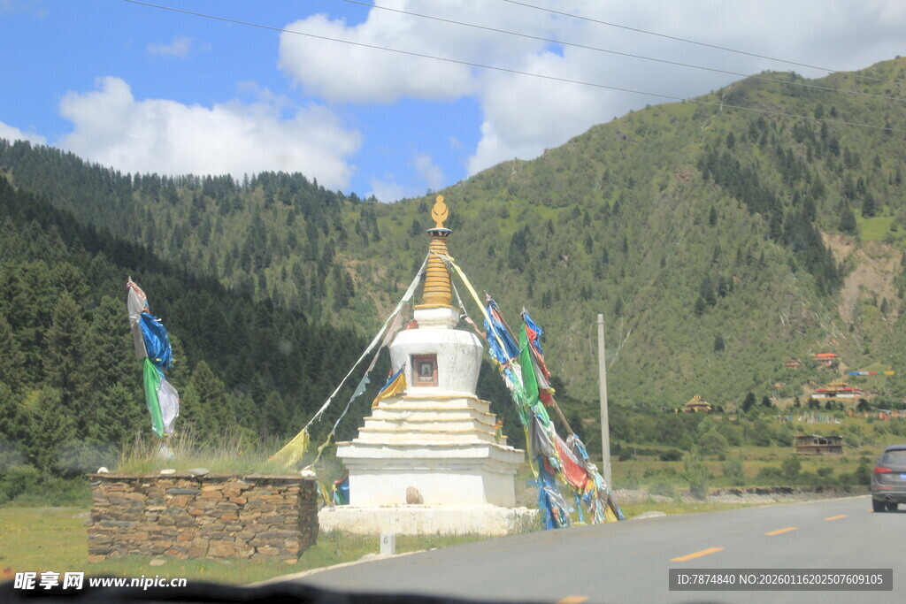 藏区路边的白塔景观