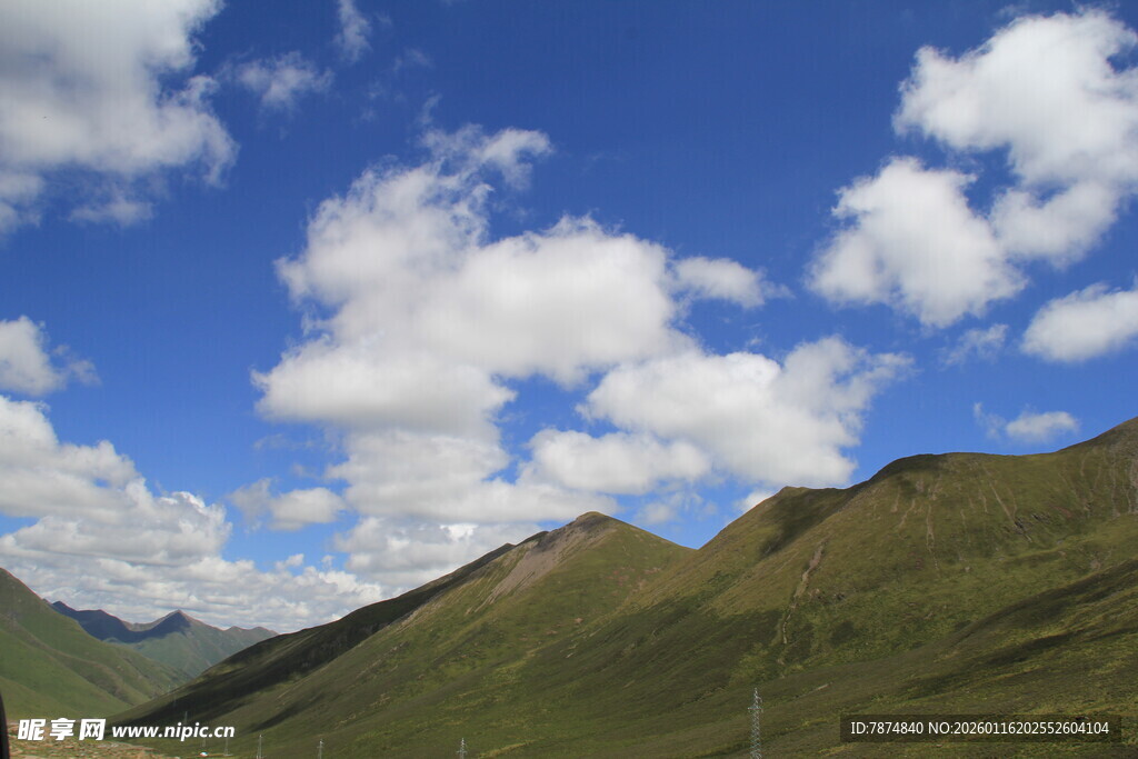 蓝天白云下的翠绿山峦