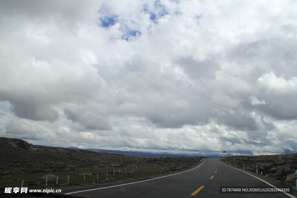 公路伸向远方的开阔风景