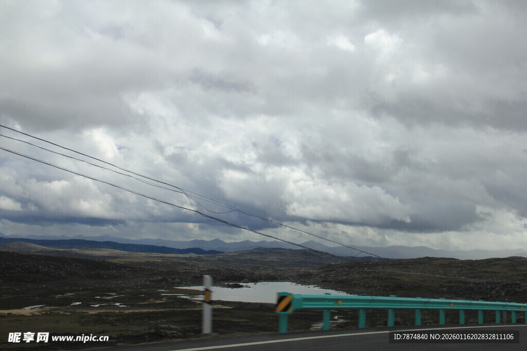 乌云下的户外风景