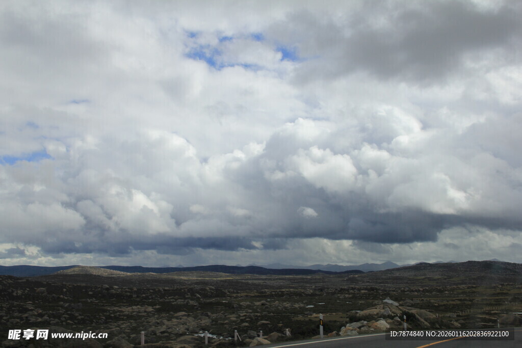 乌云密布的壮阔天空景象
