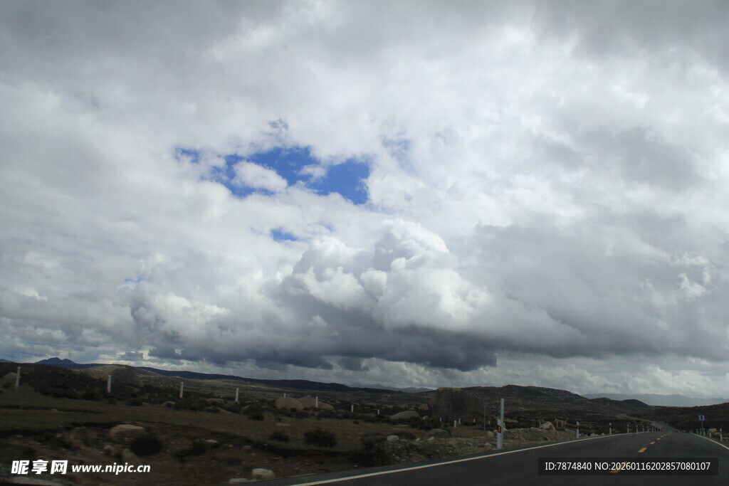 公路上的多云天空景象