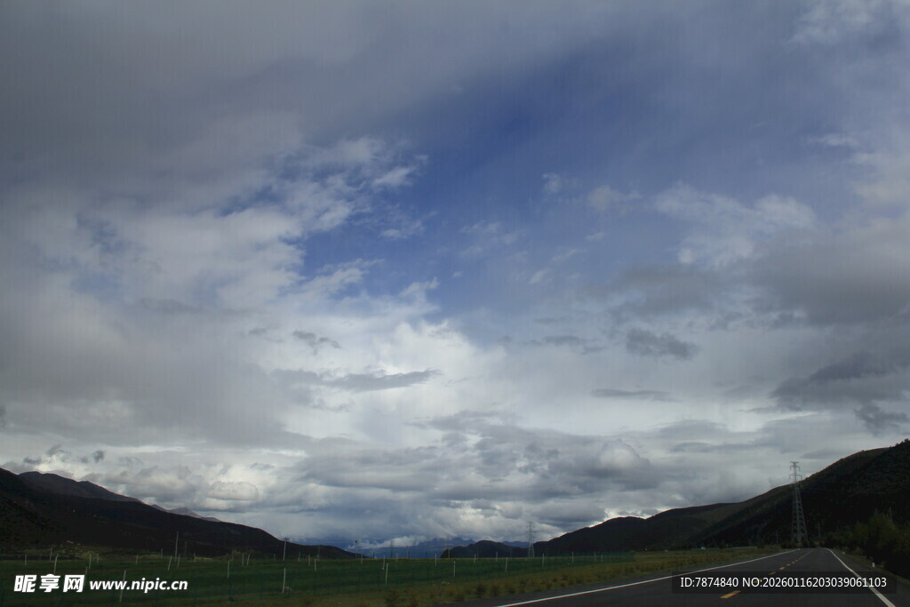公路边的壮丽天空与山峦