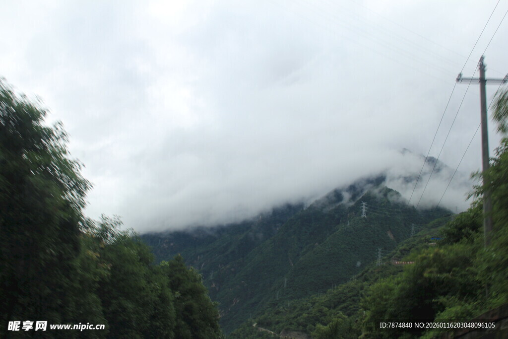 山间云雾缭绕的自然景致
