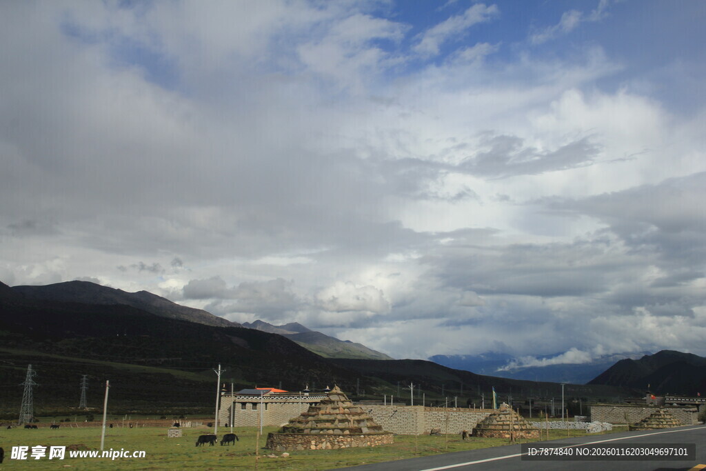 山间公路旁的开阔风景