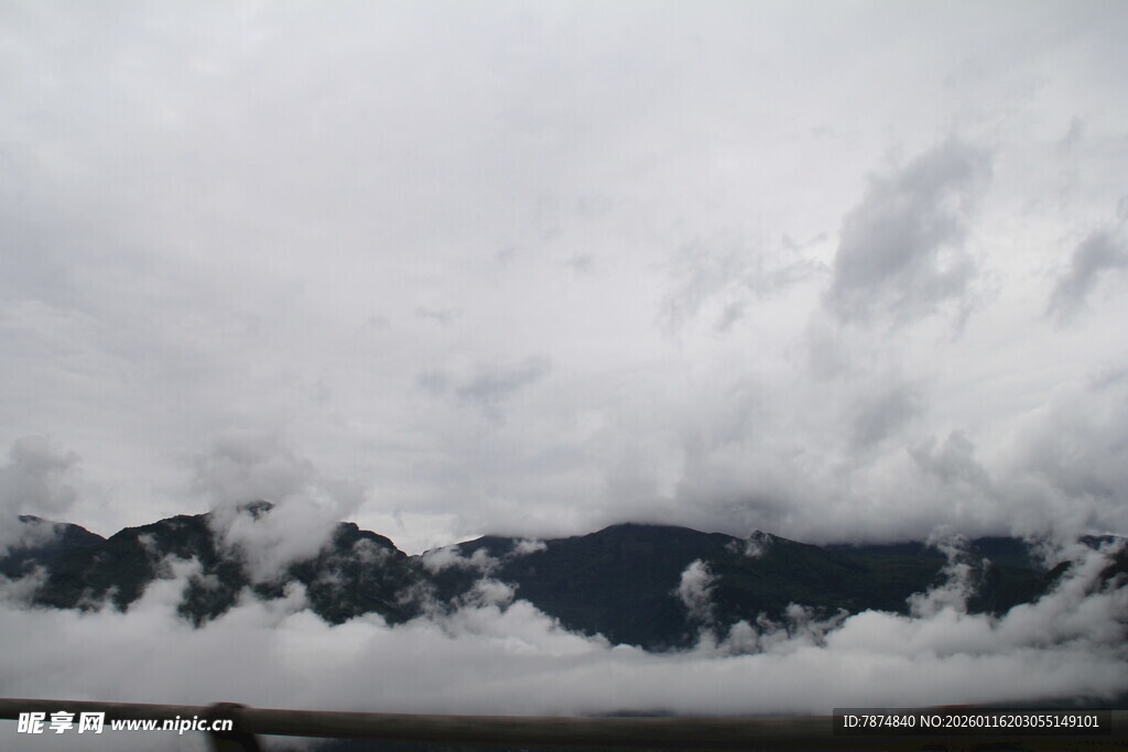 云雾缭绕的壮丽山脉