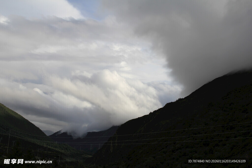 山间云雾缭绕的壮美景观