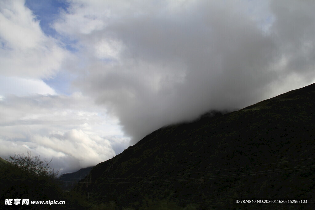 山间云雾缭绕的壮美景色