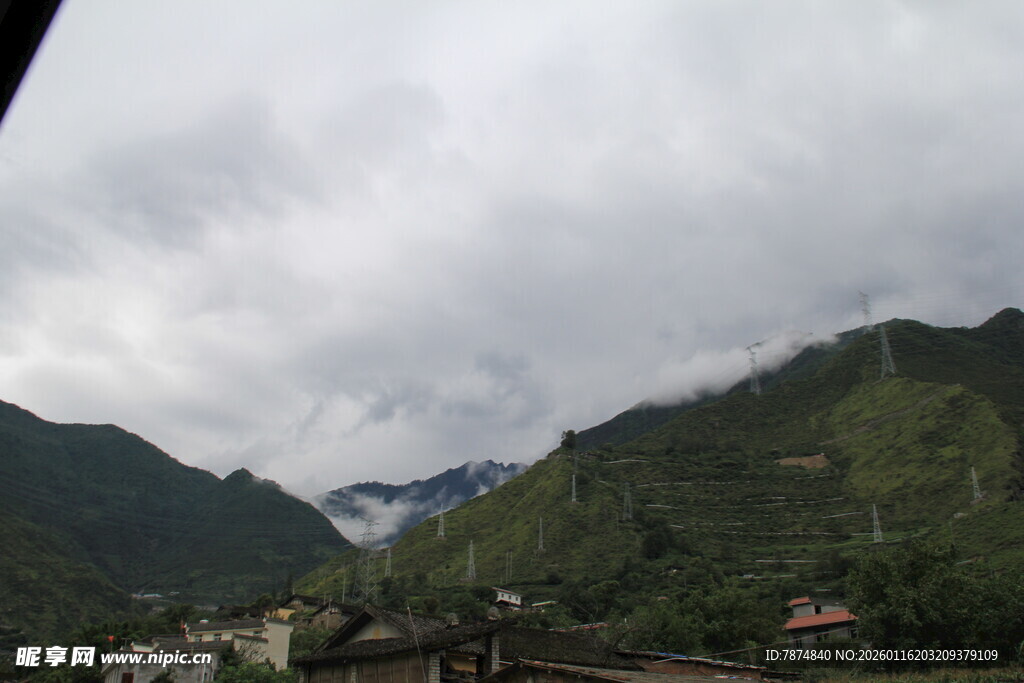 山间云雾缭绕的村落美景