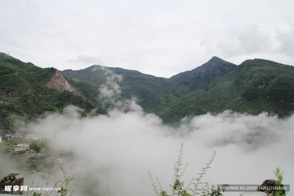 山间云雾缭绕的秀丽景致