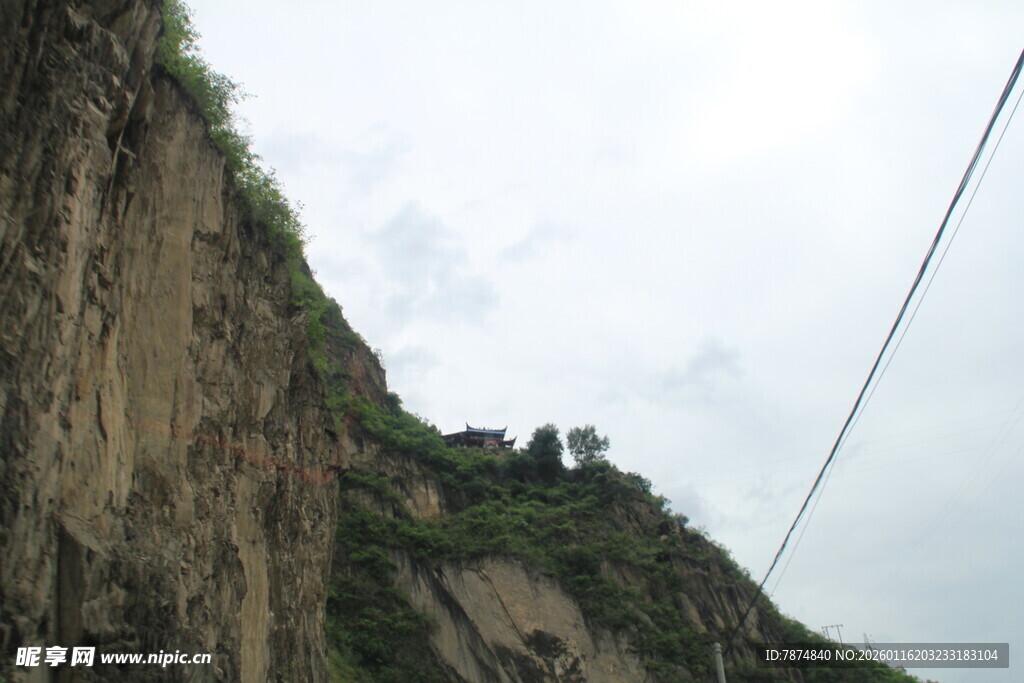 陡峭山崖边的悬空电线