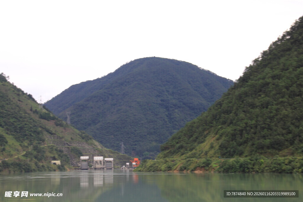 青山绿水间的宁静湖泊