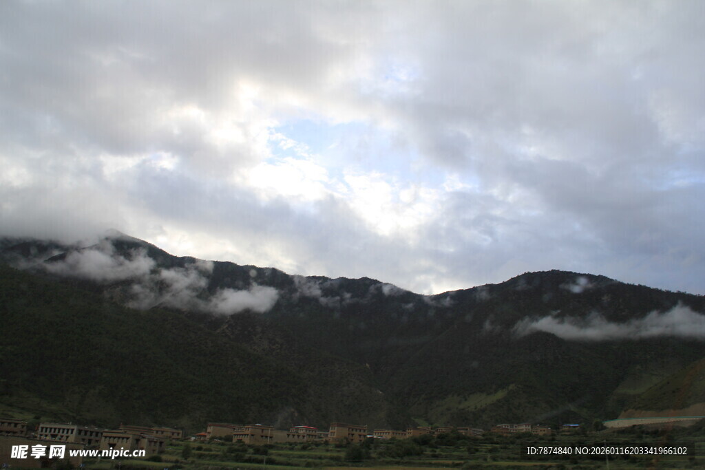 云雾缭绕的山峦景色