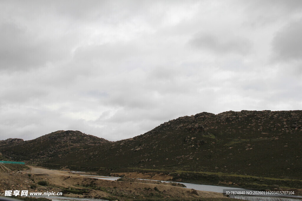阴天的山水风景
