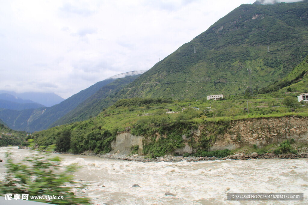 山间湍急河流与葱郁山峦