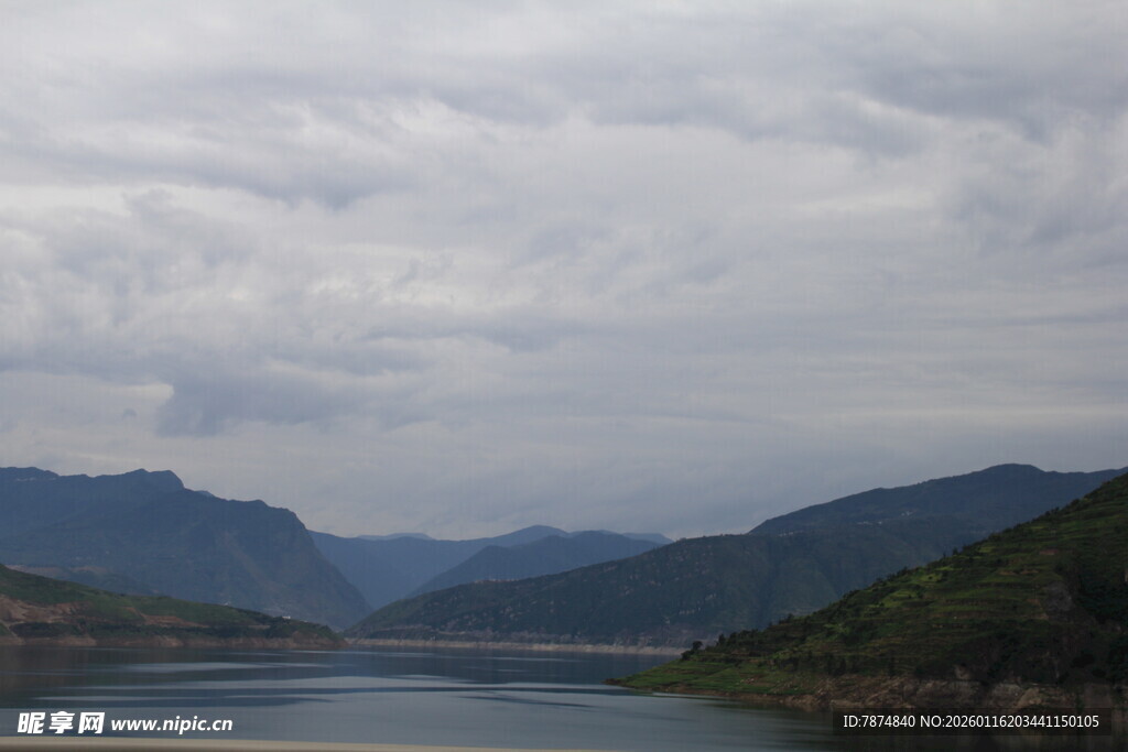 云雾缭绕的山水风光