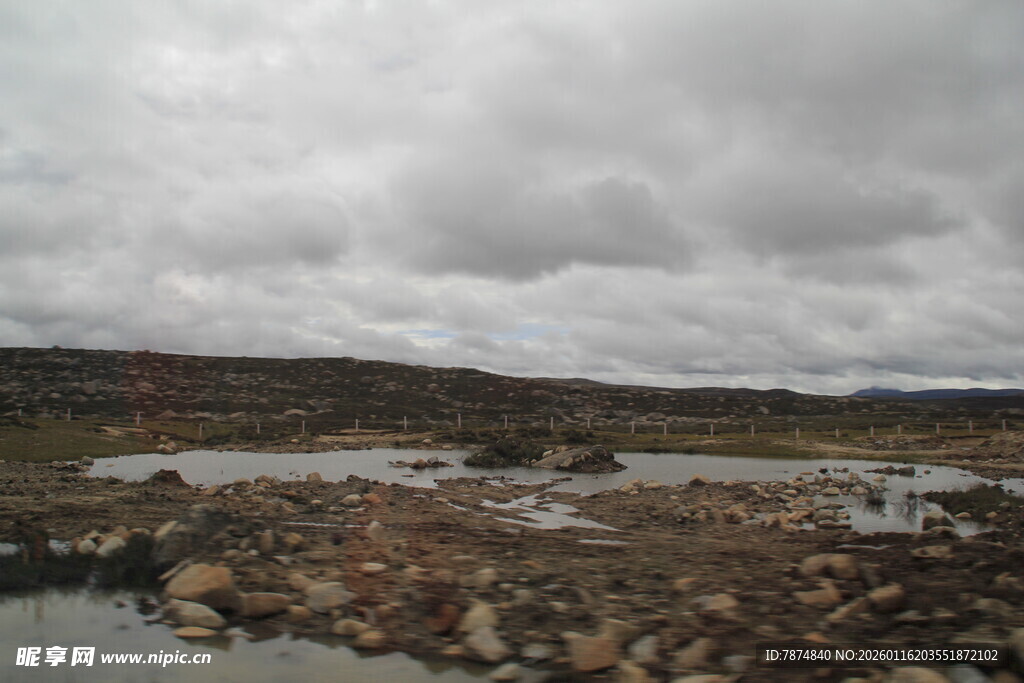 阴天的河岸岩石景观
