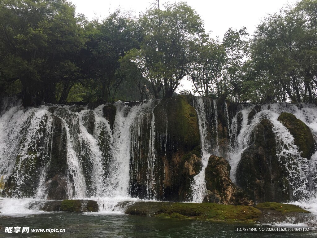 壮观自然瀑布景观